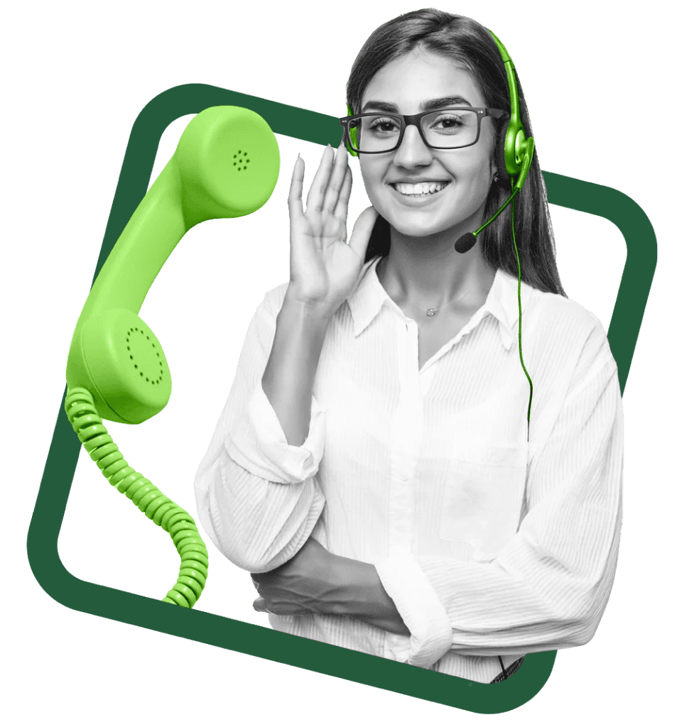 Atendente de headset sorrindo, ao lado de um telefone verde.